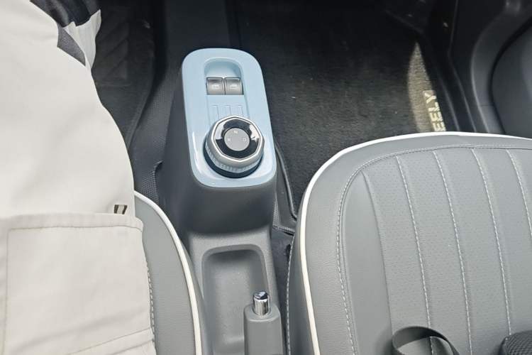 Used Geely Galaxy Panda 2023 Panda Mini 200km Endurance Bear Gear Lever