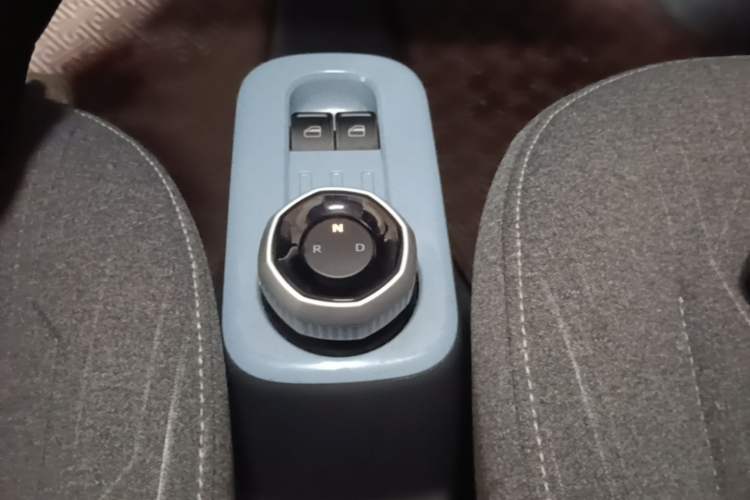 Used Geely Galaxy Panda 2023 Panda Mini 200km Endurance Bear Gear Lever