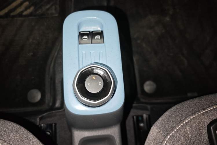 Used Geely Galaxy Panda 2023 Panda Mini 200km Endurance Bear Gear Lever