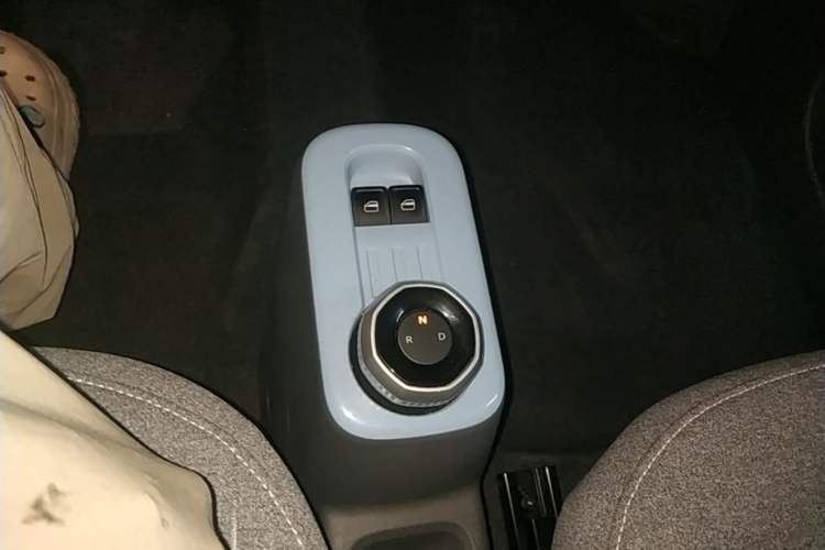 Used Geely Galaxy Panda 2023 Panda Mini 200km Endurance Bear Gear Lever