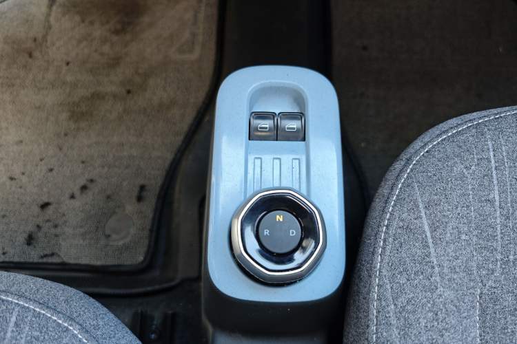 Used Geely Galaxy Panda 2023 Panda Mini 200km Endurance Bear Gear Lever