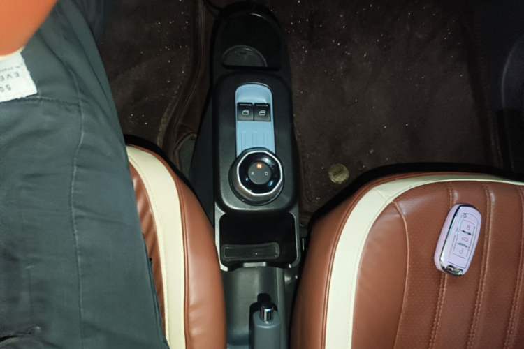 Used Geely Galaxy Panda 2023 Panda Mini 200km Endurance Bear Gear Lever