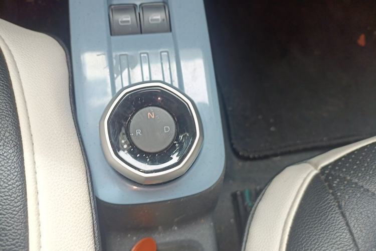 Used Geely Galaxy Panda 2023 Panda Mini 200km Endurance Bear Gear Lever