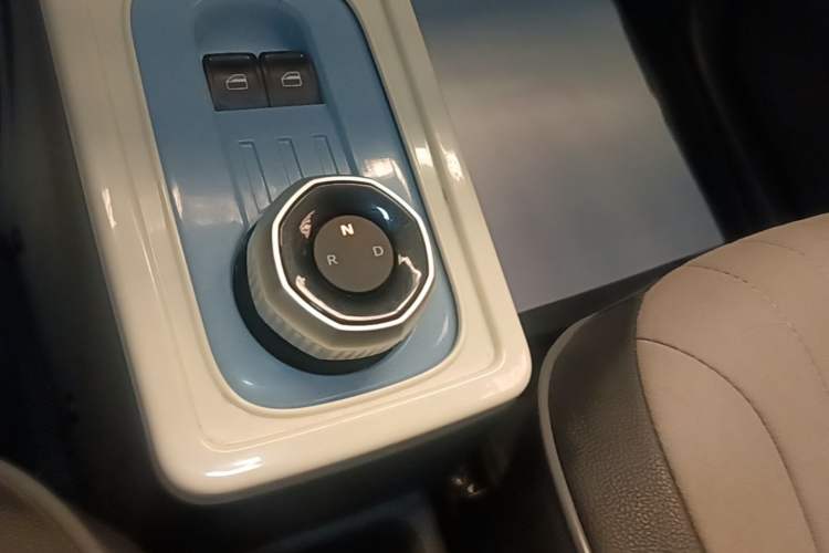 Used Geely Galaxy Panda 2023 Panda Mini 200km Endurance Bear Gear Lever