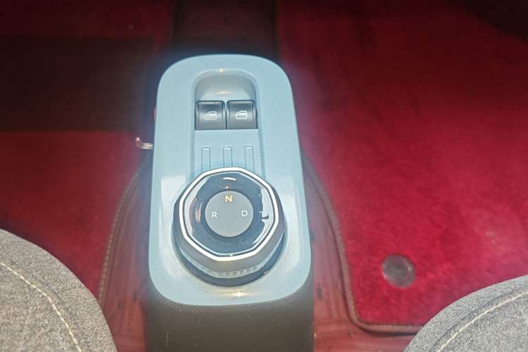 Used Geely Galaxy Panda 2023 Panda Mini 200km Endurance Bear Gear Lever