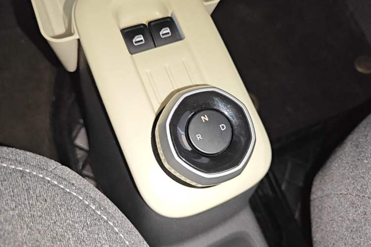 Used Geely Galaxy Panda 2023 Panda Mini 200km Endurance Bear Gear Lever
