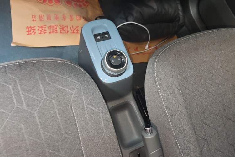 Used Geely Galaxy Panda 2023 Panda Mini 200km Endurance Bear Gear Lever