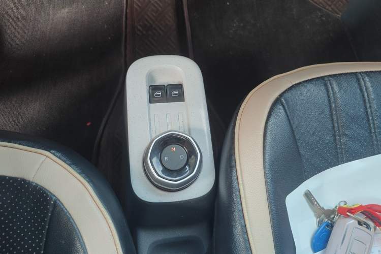 Used Geely Galaxy Panda 2023 Panda Mini 200km Endurance Bear Gear Lever
