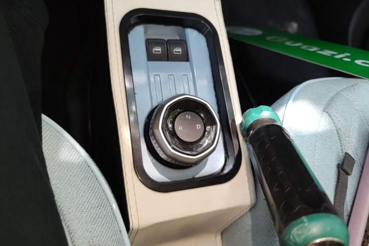 Used Geely Galaxy Panda 2023 Panda Mini 200km Endurance Bear Gear Lever