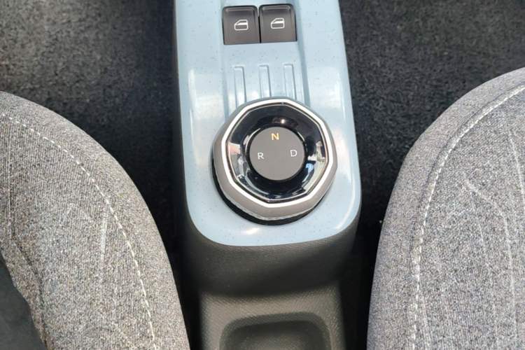 Used Geely Galaxy Panda 2023 Panda Mini 200km Endurance Bear Gear Lever