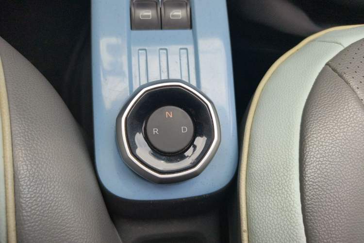 Used Geely Galaxy Panda 2023 Panda Mini 200km Endurance Bear Gear Lever