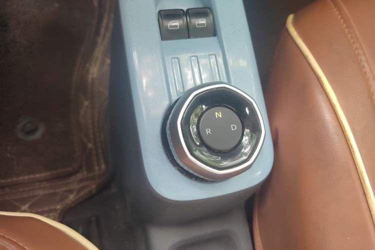 Used Geely Galaxy Panda 2023 Panda Mini 200km Endurance Bear Gear Lever