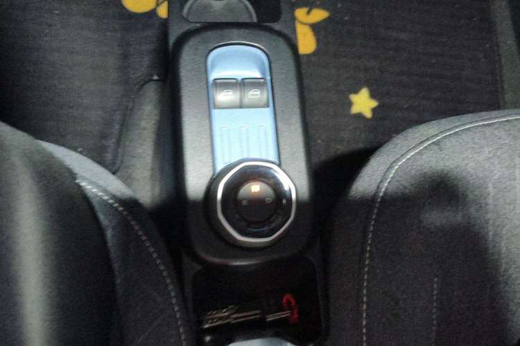 Used Geely Galaxy Panda 2023 Panda Mini 200km Endurance Bear Gear Lever