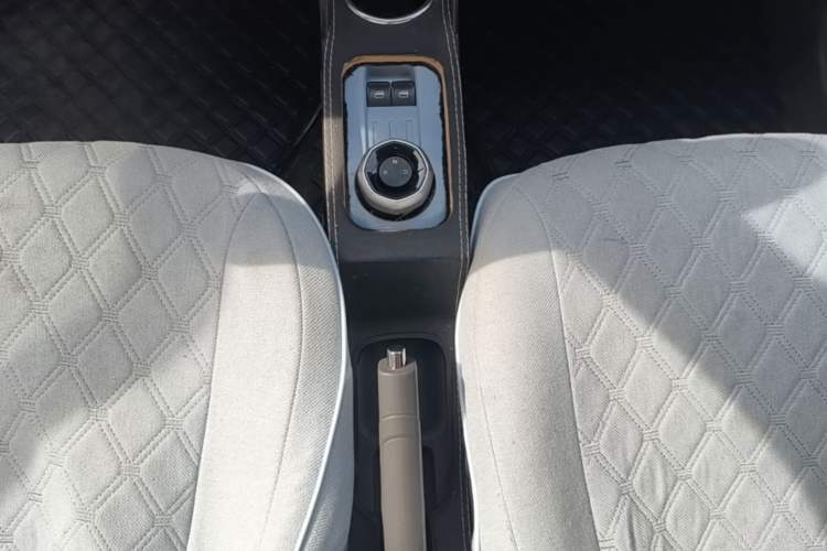 Used Geely Galaxy Panda 2023 Panda Mini 200km Endurance Bear Gear Lever