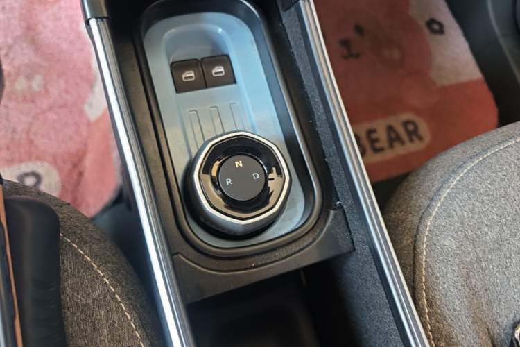 Used Geely Galaxy Panda 2023 Panda Mini 200km Endurance Bear Gear Lever
