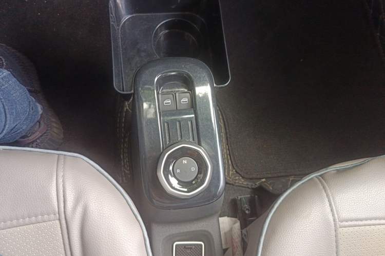 Used Geely Galaxy Panda 2023 Panda Mini 200km Endurance Bear Gear Lever