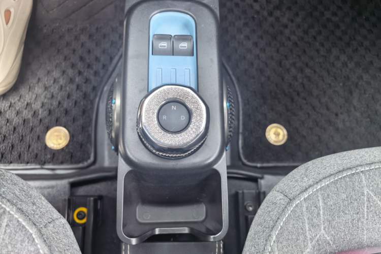 Used Geely Galaxy Panda 2023 Panda Mini 200km Endurance Bear Gear Lever
