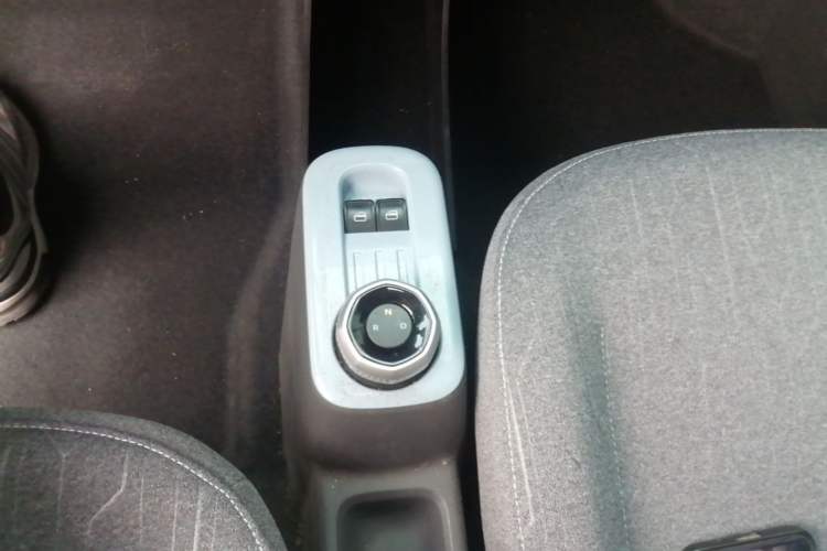 Used Geely Galaxy Panda 2023 Panda Mini 200km Endurance Bear Gear Lever
