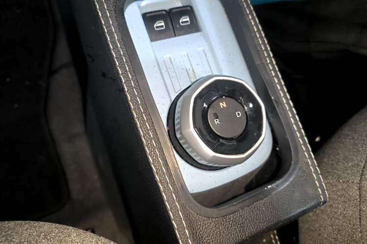 Used Geely Galaxy Panda 2023 Panda Mini 200km Endurance Bear Gear Lever