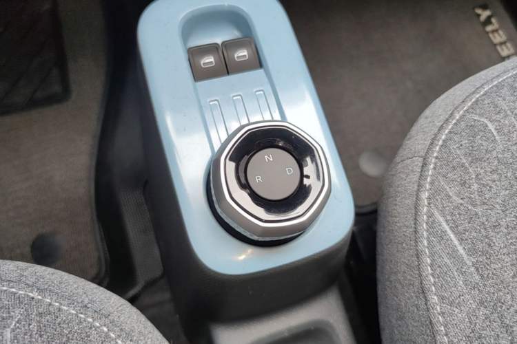 Used Geely Galaxy Panda 2023 Panda Mini 200km Endurance Bear Gear Lever
