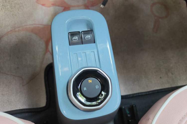 Used Geely Galaxy Panda 2023 Panda Mini 200km Endurance Bear Gear Lever