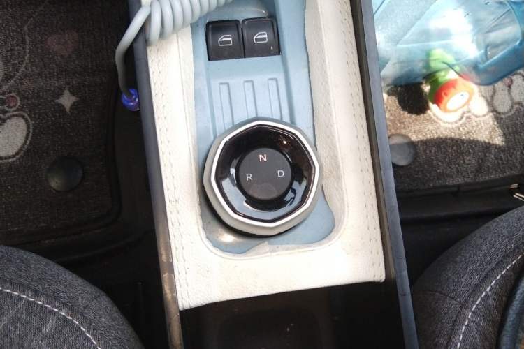 Used Geely Galaxy Panda 2023 Panda Mini 200km Endurance Bear Gear Lever