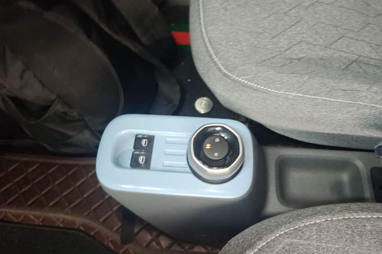 Used Geely Galaxy Panda 2023 Panda Mini 200km Endurance Bear Gear Lever