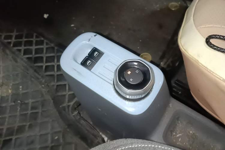 Used Geely Galaxy Panda 2023 Panda Mini 200km Endurance Bear Gear Lever