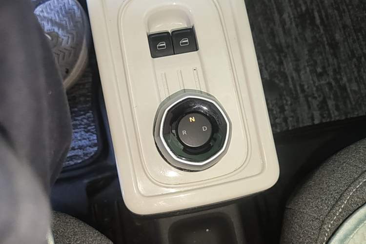 Used Geely Galaxy Panda 2023 Panda Mini 200km Endurance Bear Gear Lever