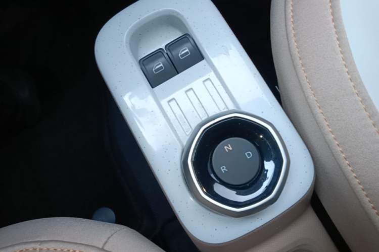 Used Geely Galaxy Panda 2023 Panda Mini 200km Endurance Bear Gear Lever