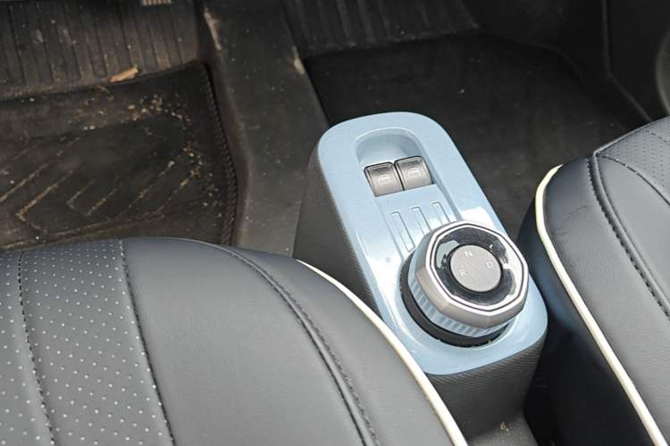 Used Geely Galaxy Panda 2023 Panda Mini 200km Endurance Bear Gear Lever