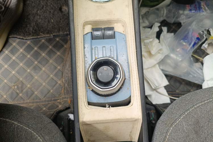 Used Geely Galaxy Panda 2023 Panda Mini 200km Endurance Bear Gear Lever
