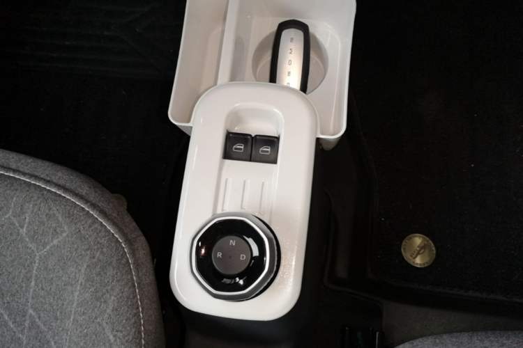 Used Geely Galaxy Panda 2023 Panda Mini 120km Super Cute Bear Gear Lever