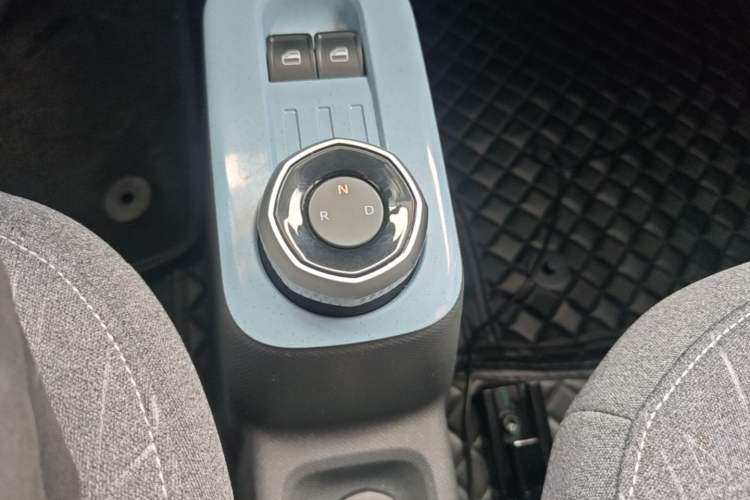 Used Geely Galaxy Panda 2023 Panda Mini 200km Endurance Bear Gear Lever