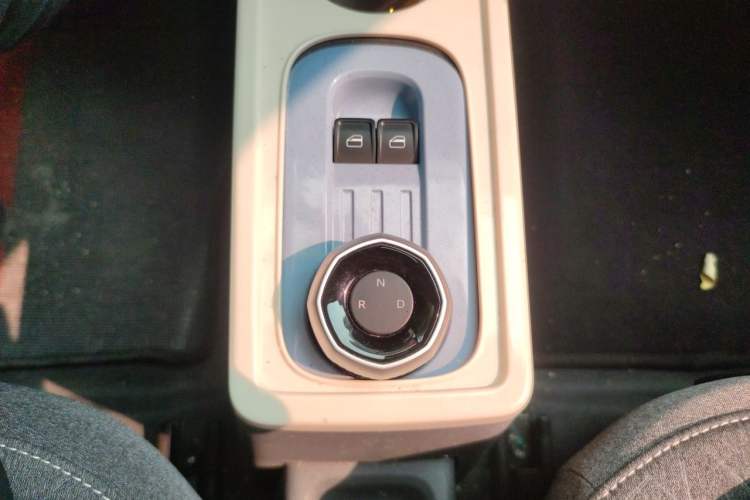 Used Geely Galaxy Panda 2023 Panda Mini 200km Endurance Bear Gear Lever