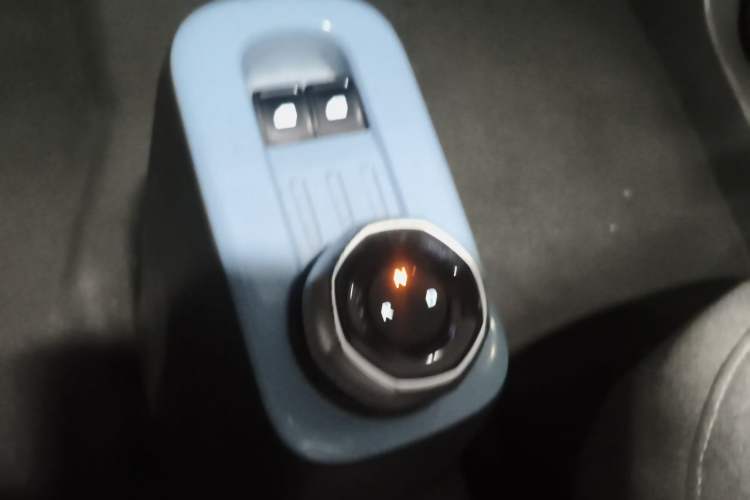 Used Geely Galaxy Panda 2023 Panda Mini 200km Endurance Bear Gear Lever