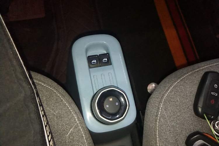 Used Geely Galaxy Panda 2023 Panda Mini 200km Endurance Bear Gear Lever