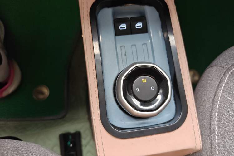 Used Geely Galaxy Panda 2023 Panda Mini 200km Endurance Bear Gear Lever
