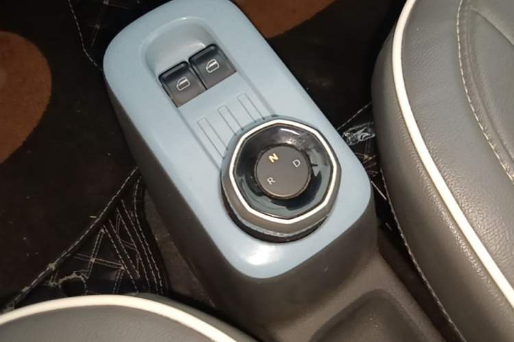 Used Geely Galaxy Panda 2023 Panda Mini 200km Endurance Bear Gear Lever