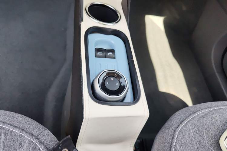 Used Geely Galaxy Panda 2023 Panda Mini 200km Endurance Bear Gear Lever