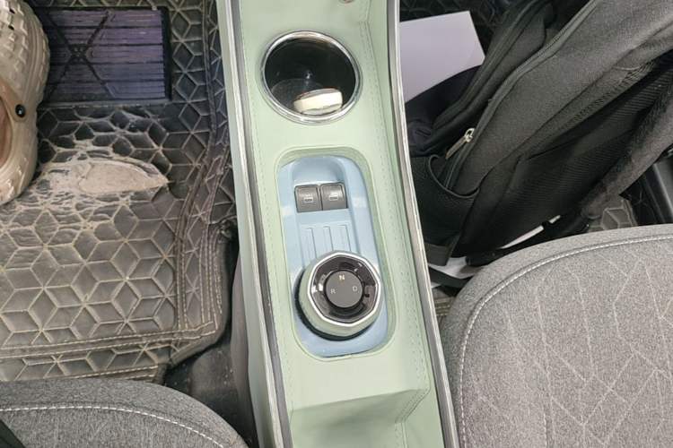 Used Geely Galaxy Panda 2023 Panda Mini 200km Endurance Bear Gear Lever