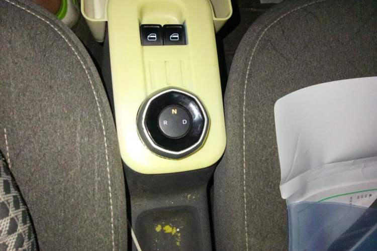 Used Geely Galaxy Panda 2023 Panda Mini 200km Endurance Bear Gear Lever