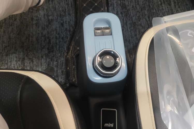 Used Geely Galaxy Panda 2023 Panda Mini 200km Endurance Bear Gear Lever