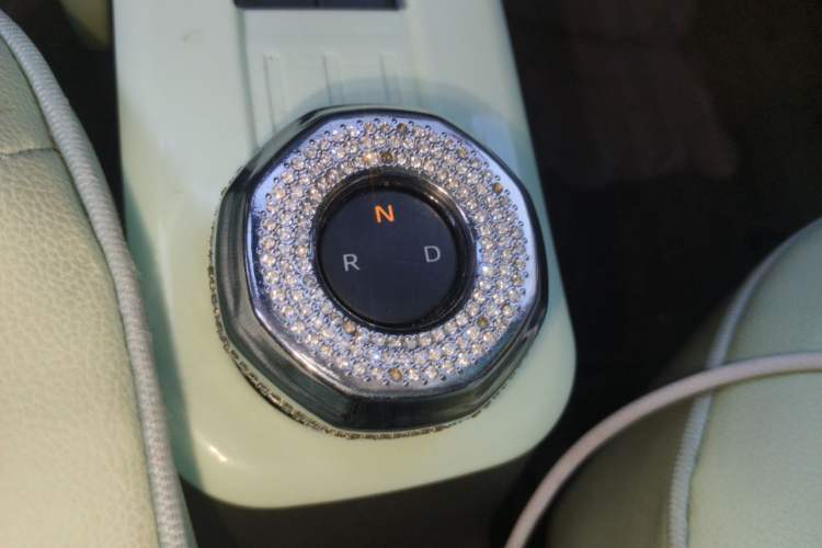 Used Geely Galaxy Panda 2023 Panda Mini 200km Endurance Bear Gear Lever