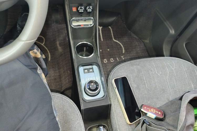 Used Geely Galaxy Panda 2023 Panda Mini 200km Endurance Bear Gear Lever