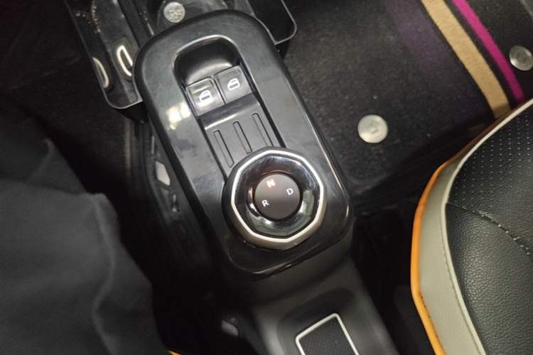 Used Geely Galaxy Panda 2023 Panda Mini 200km Endurance Bear Gear Lever