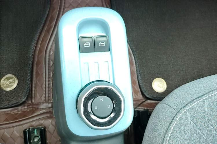 Used Geely Galaxy Panda 2023 Panda Mini 200km Endurance Bear Gear Lever