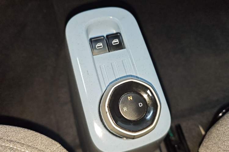 Used Geely Galaxy Panda 2023 Panda Mini 200km Endurance Bear Gear Lever