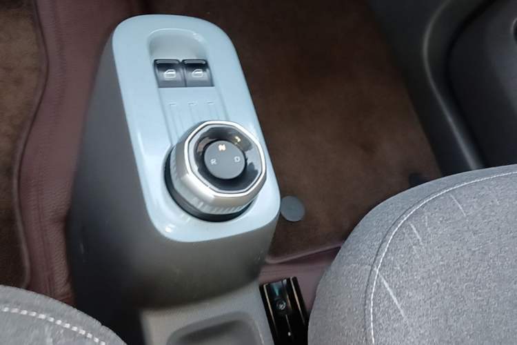 Used Geely Galaxy Panda 2023 Panda Mini 200km Endurance Bear Gear Lever