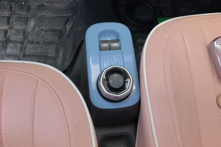 Used Geely Galaxy Panda 2023 Panda Mini 200km Endurance Bear Gear Lever